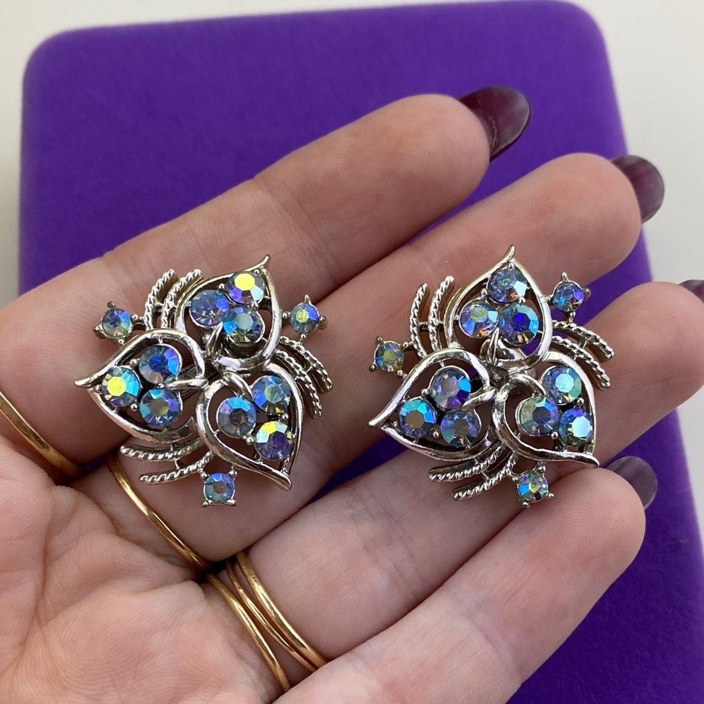 💛 Vintage Coro Aurora Borealis Crystal Clip On Earrings | Floral Design - Picture 5 of 5